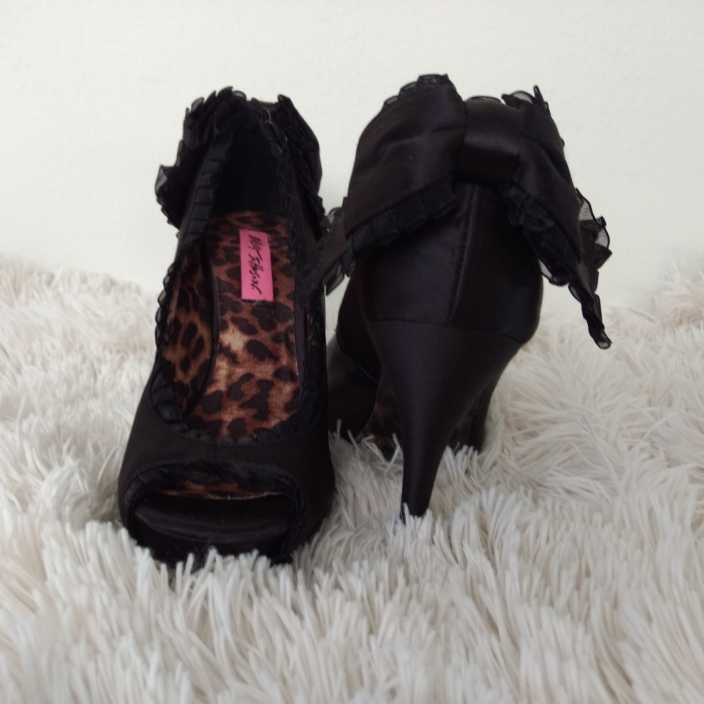 Betsey Johnson "Cammie" platform peep-toe size 7